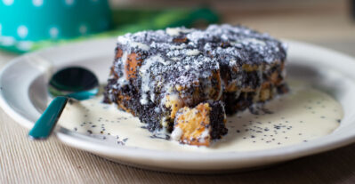 Budincă de cornuri cu mac și sos de vanilie sau Mákos guba